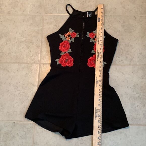 Windsor Size Medium spaghetti strap romper with embroidery/lace detail - Picture 8 of 14